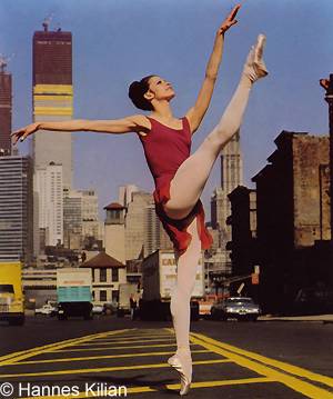 Birgit Keil im Ballett-trikot tanzend auf der Straße in New York, Copyright Hannes Kilian, Foto 1971